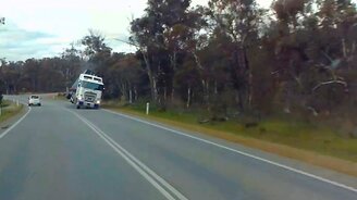 Фура сошла с дороги - смотреть видео (0:32)