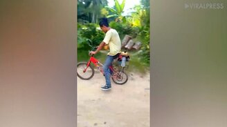 Велосипед с моторчиком - смотреть видео (0:23)