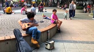 Ловкая игра на укулеле - смотреть видео (2:51)