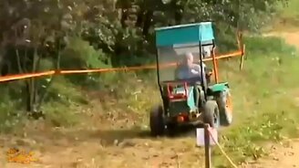 Эффектнейшие трюки на тракторе - смотреть видео (8:08)