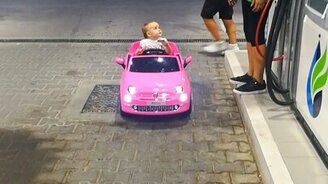 Самый маленький клиент на заправке - смотреть видео (0:34)