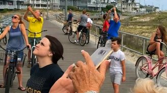 Дьявольски смелый енот - смотреть видео (0:25)