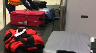 Прилежный сотрудник аэропорта - смотреть видео (0:42)