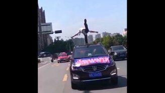 Каскадёр на крыше авто - смотреть видео (0:20)