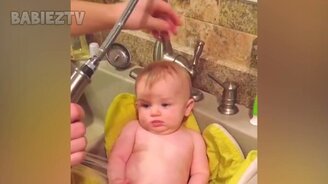 Сотня неожиданных детских реакций - смотреть видео (10:48)