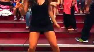 Девушка с футбольным мячом - смотреть видео (0:30)