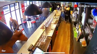 Лошадь забежала в бар - смотреть видео (0:15)