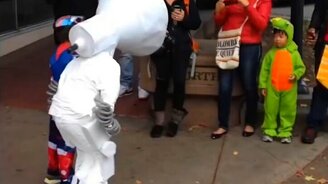 Самые впечатляющие костюмы на Хэллоуин - смотреть видео (10:02)