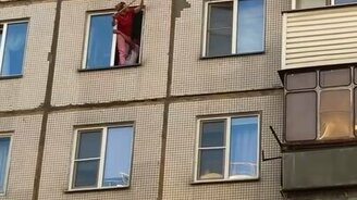 Женщина спасает кошку шваброй - смотреть видео (0:18)