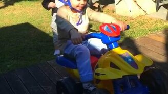 Первый трюк на квадроцикле - смотреть видео (0:13)