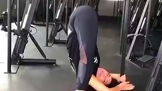 Пугающая гибкость девушки - смотреть видео (0:33)