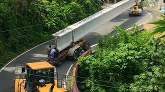 Экстремальная перевозка балки моста - смотреть видео (2:36)