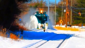 Расчистка рельсов от снега - смотреть видео (2:38)