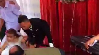 Дурной знак на свадьбе? - смотреть видео (0:08)