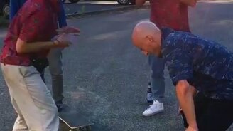 Трюк с бутылкой и лысиной - смотреть видео (0:12)