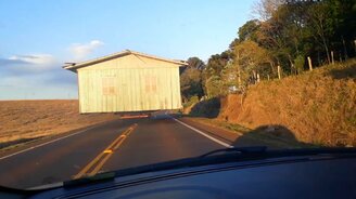 Перевозка большого дома по тесной дороге - смотреть видео (1:10)