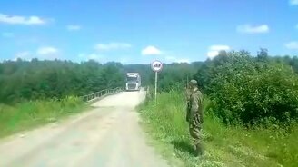 На фуре по деревянному мосту - смотреть видео (0:53)