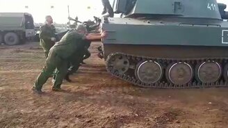 Завести гусеничную технику с толкача реально! - смотреть видео (1:03)