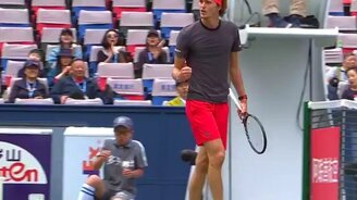 Теннисист страшно радуется - смотреть видео (0:08)