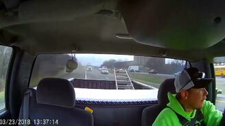 Трактор на прицепе пошёл в занос - смотреть видео (1:37)