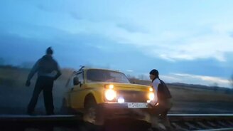 Нива на путях против поезда - смотреть видео (1:31)