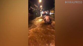 Экстрим на затопленной дороге - смотреть видео (2:02)