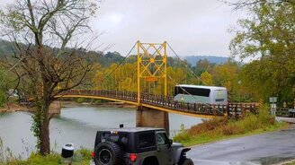 Рискованный проезд по мосту - смотреть видео (0:52)