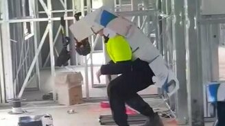 Динозавр-сварщик - смотреть видео (0:14)