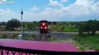 Врезался в поезд лоб в лоб - смотреть видео (0:26)