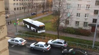 Водитель автобуса на тротуаре - смотреть видео (0:31)