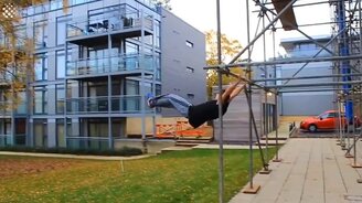 Неудачи и падения любителей паркура - смотреть видео (2:55)