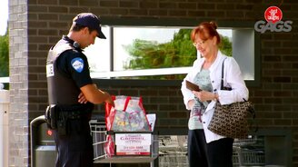 Голодный и наглый полицейский - смотреть видео (1:33)