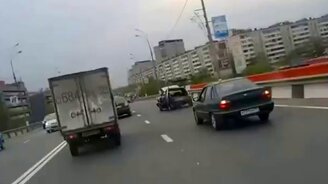 Вдребезги разбитая машина на дороге - смотреть видео (0:32)