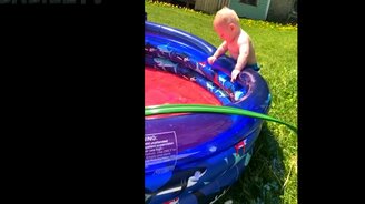 Дети смешно падают вниз - смотреть видео (3:45)