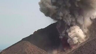 Начало извержения вулкана - смотреть видео (0:17)