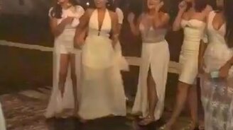 Упс, она поймала букет... - смотреть видео (0:30)