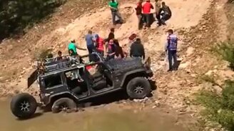 Зрелищное падение джипа в лужу - смотреть видео (1:08)