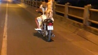 С питомцами на скутере - смотреть видео (0:46)