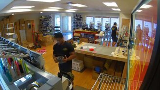 Задорный трюк с бейсболкой - смотреть видео (0:28)