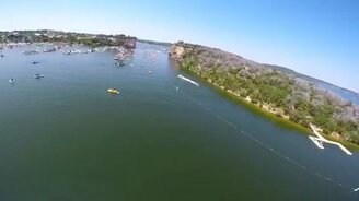 Ловкое приземление на водный мотоцикл - смотреть видео (0:25)