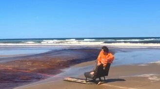 Скольжение по песку на кресле - смотреть видео (0:36)