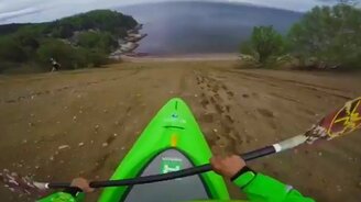 Эффектный заезд на каяке в воду - смотреть видео (0:20)