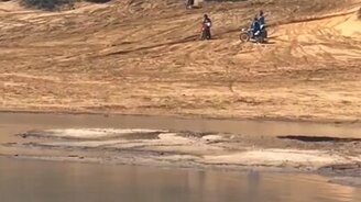 Мотоциклист скользит по воде - смотреть видео (0:12)