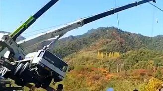 Водитель прыгает из опрокидывающегося крана - смотреть видео (0:32)