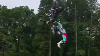 Опасный прыжок на мотоцикле - смотреть видео (0:19)