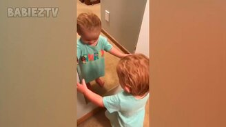 Весёлая подборка: дети против зеркала - смотреть видео (9:51)