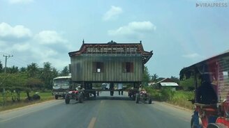 Перевозка дома при помощи мотоблоков - смотреть видео (2:34)