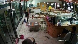 Волна против ресторана - смотреть видео (0:53)