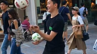 Жонглёр мячами и смартфоном - смотреть видео (0:12)