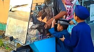 Усовершенствовал мотоцикл - смотреть видео (2:05)